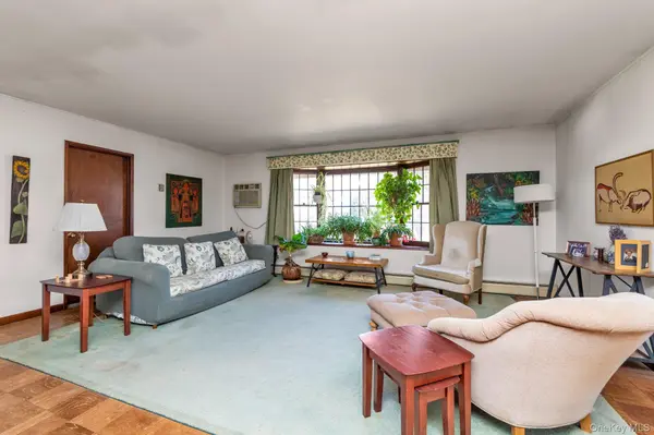 25 March LN, Westbury, NY 11590