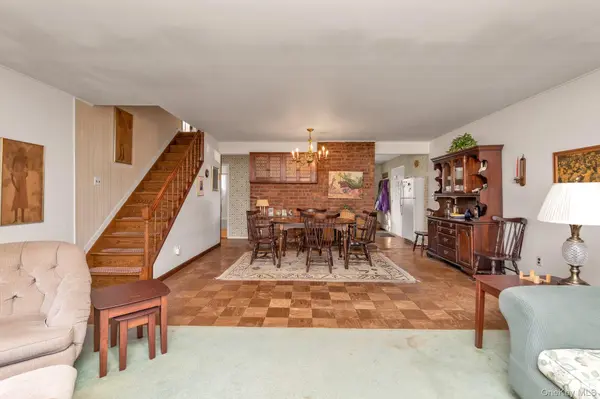 25 March LN, Westbury, NY 11590