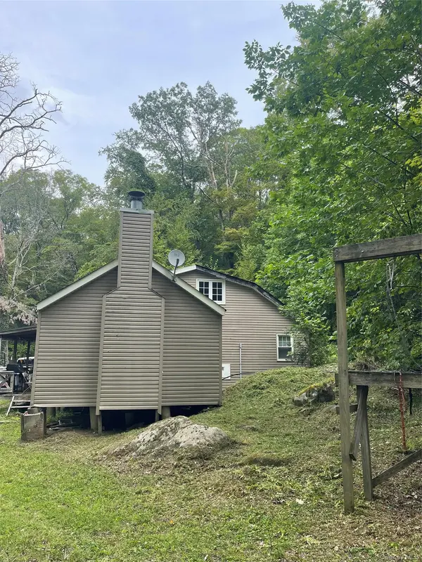 80 Hunter LN, Wassaic, NY 12592