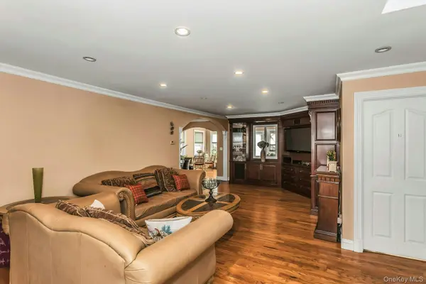 4 Laurette LN, Freeport, NY 11520