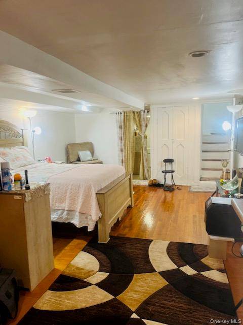107-35 E Van Wyck EXPY, Jamaica, NY 11435