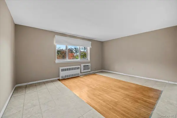 8935 155th Ave #3M, Howard Beach, NY 11414