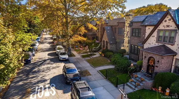 64-68 83 PL, Middle Village, NY 11379