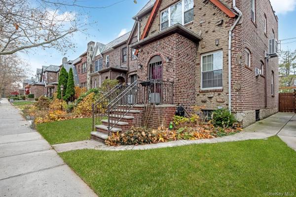 64-68 83 PL, Middle Village, NY 11379