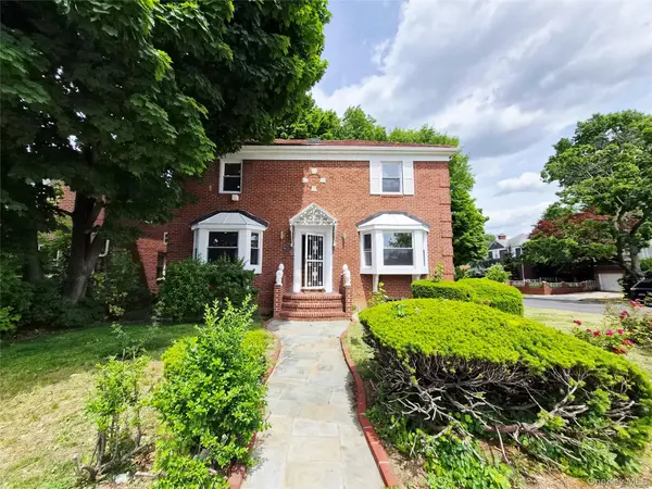 8019 Utopia Pkwy, Jamaica Estates, NY 11432