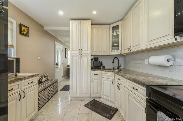 13 Floral LN, Westbury, NY 11590