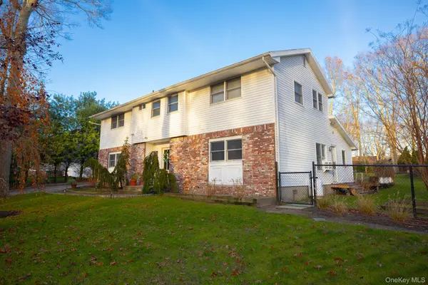 94 Kings DR, Riverhead, NY 11901