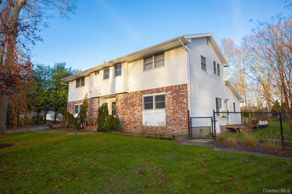 94 Kings DR, Riverhead, NY 11901