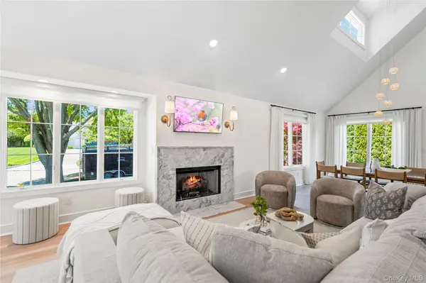 4 Carriage LN, Southampton, NY 11968