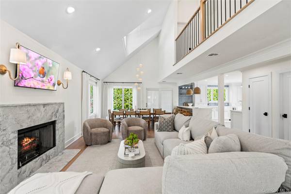 4 Carriage LN, Southampton, NY 11968