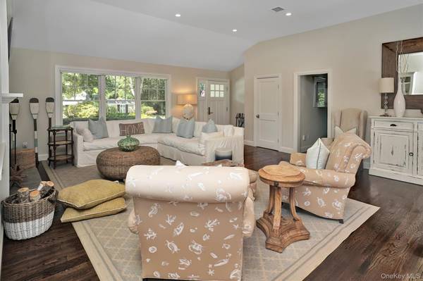 32 White Oak LN, Westhampton Beach, NY 11978