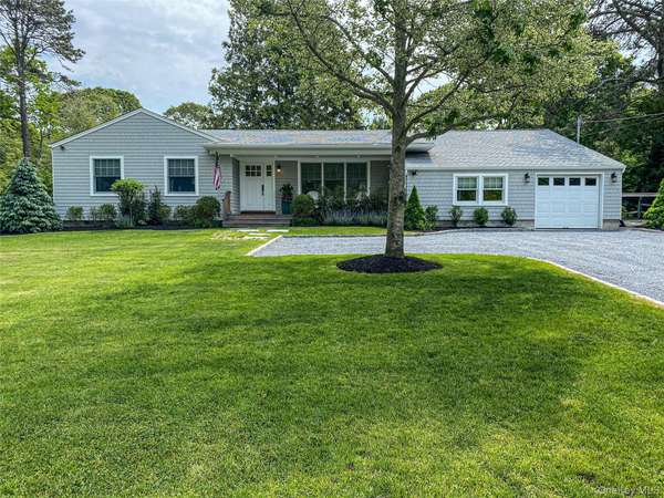 32 White Oak LN, Westhampton Beach, NY 11978