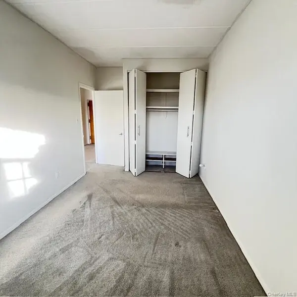 66-07 242nd ST #13E, Douglaston, NY 11362
