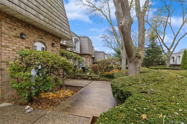 655 Middle Country RD #4D1, Coram, NY 11727
