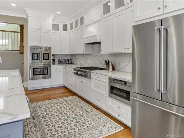 17 Adam LN, Westhampton Beach, NY 11978