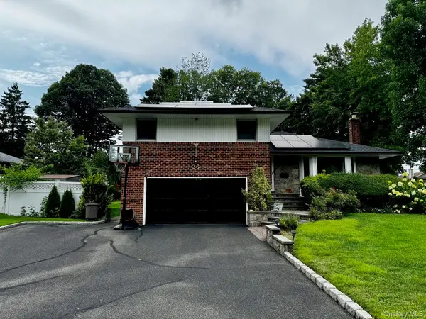 26 Canterbury RD, Woodbury, NY 11797