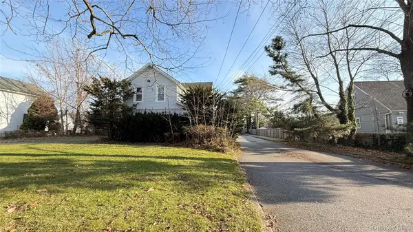 982 Roanoke AVE, Riverhead, NY 11901
