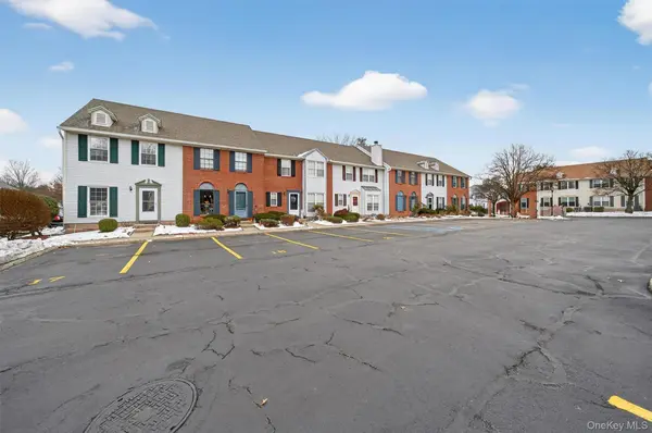 25 Moore LN, Washingtonville, NY 10992