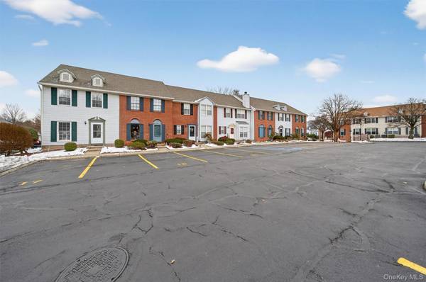 25 Moore LN, Washingtonville, NY 10992