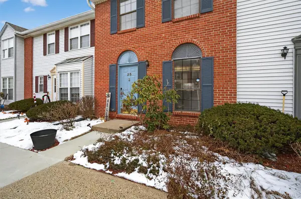 25 Moore LN, Washingtonville, NY 10992
