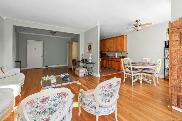 1015 Old Post RD #2H, Mamaroneck, NY 10543