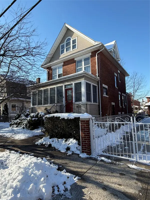 4032 195th ST, Flushing, NY 11358