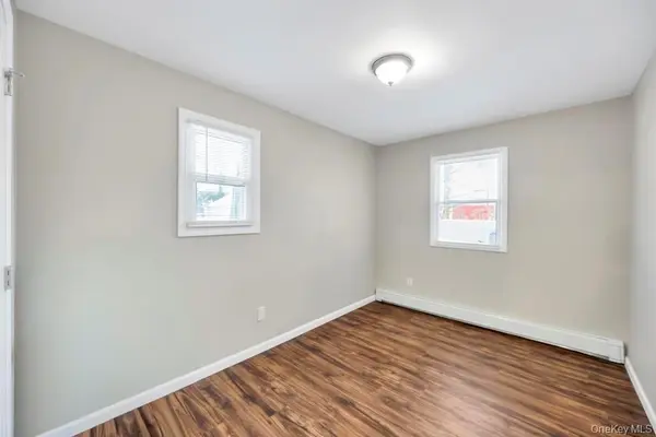 32 Longfellow AVE, Westbury, NY 11590