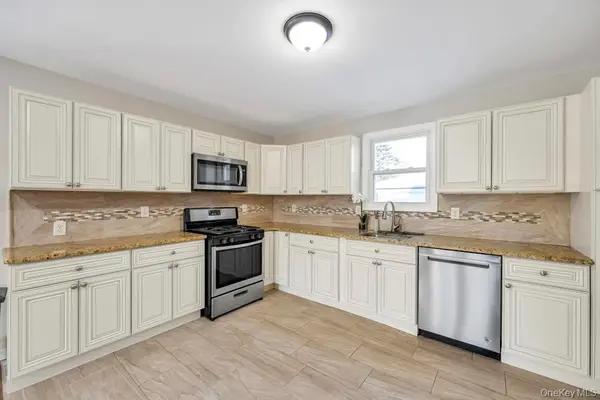 32 Longfellow AVE, Westbury, NY 11590