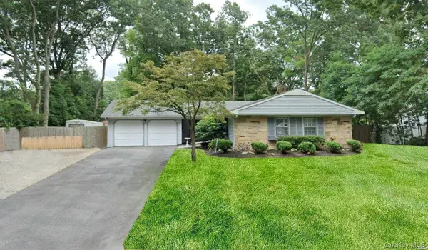 11 Seward LN, Stony Brook, NY 11790