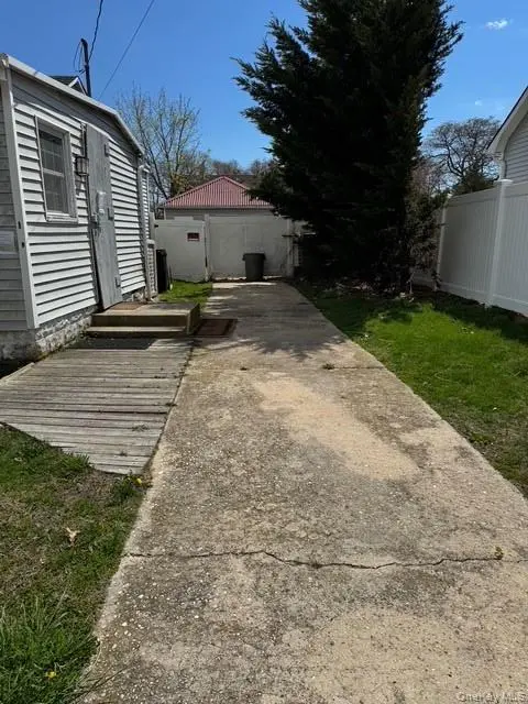 122 Manor DR, Shirley, NY 11967