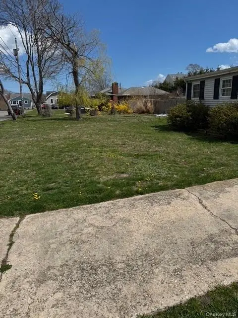 122 Manor DR, Shirley, NY 11967