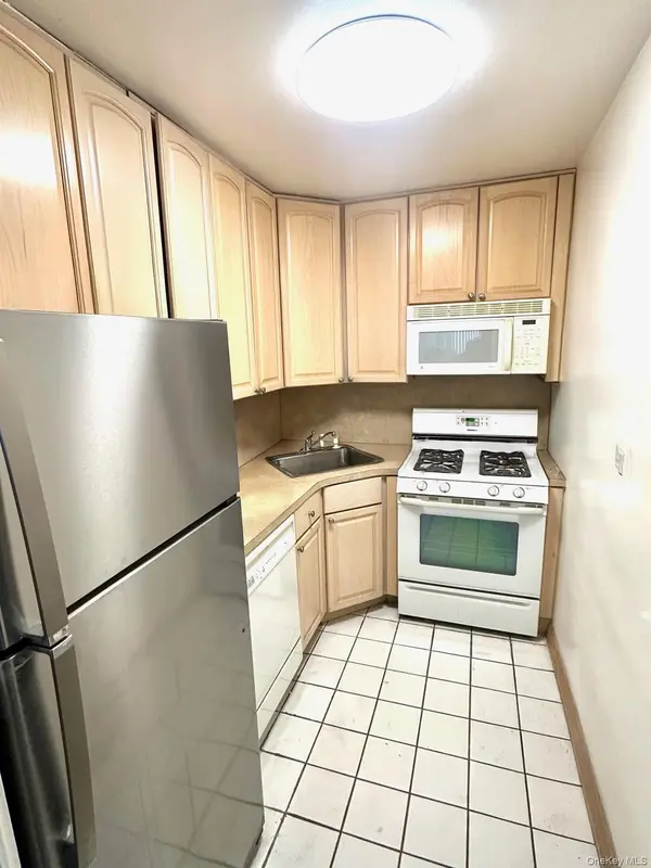 61-20 Grand Central Pkwy #A1407, Forest Hills, NY 11375