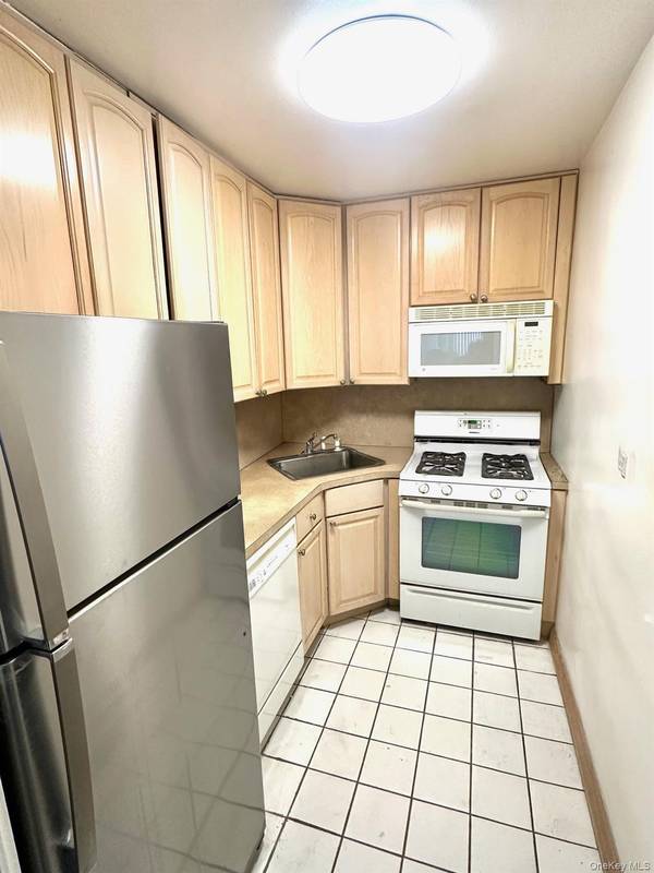 61-20 Grand Central Pkwy #A1407, Forest Hills, NY 11375