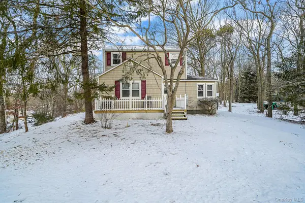 15 Beatrice DR, Shirley, NY 11967