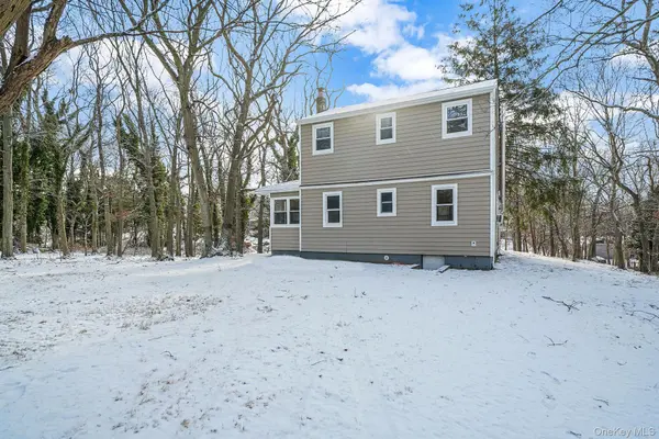 15 Beatrice DR, Shirley, NY 11967