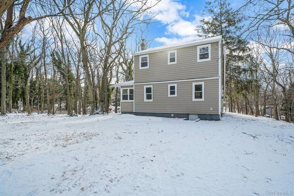15 Beatrice DR, Shirley, NY 11967