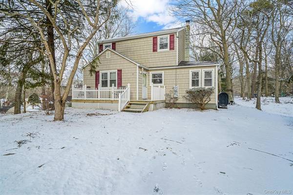 15 Beatrice DR, Shirley, NY 11967