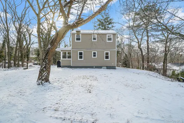 15 Beatrice DR, Shirley, NY 11967