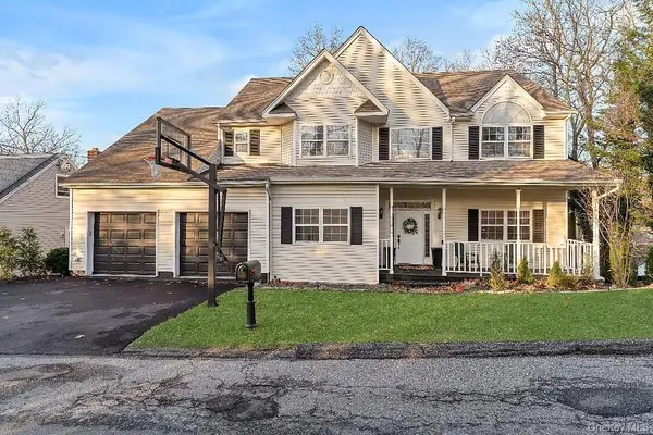 33 E Potter LN, Halesite, NY 11743