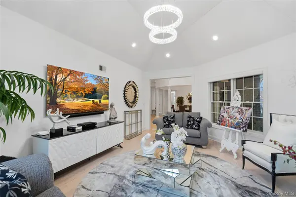 23 Hathaway LN, Manhasset, NY 11030