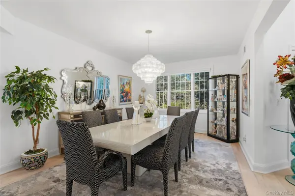 23 Hathaway LN, Manhasset, NY 11030