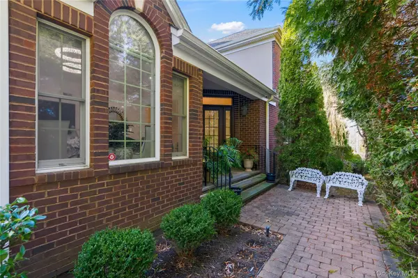 23 Hathaway LN, Manhasset, NY 11030