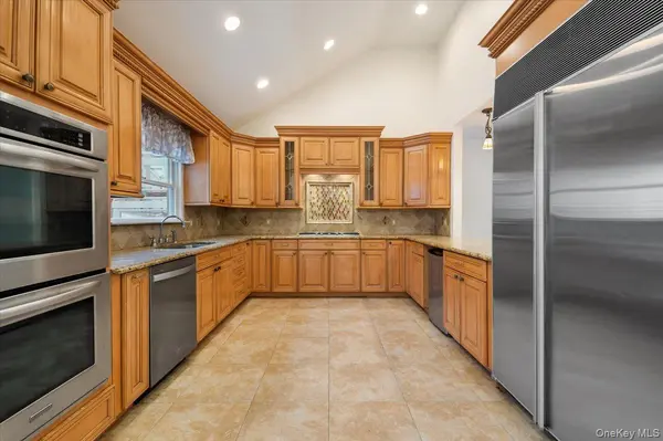 33 Fleets Cove RD, Huntington, NY 11743