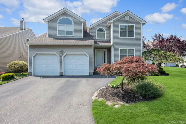 24 Spinnaker LN #24, East Patchogue, NY 11772