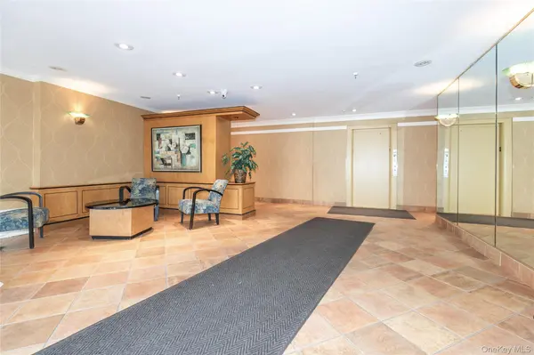 25 PARK PL #2G, Great Neck, NY 11021