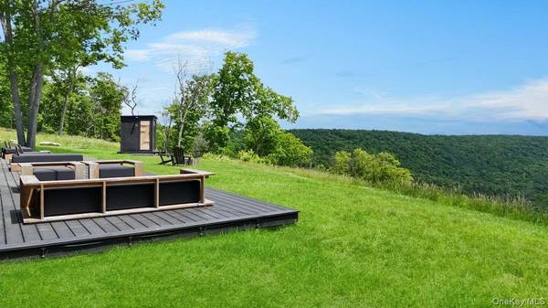 125 Mapes RD, Barryville, NY 12719