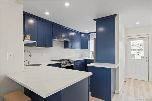 19 Pine LN, Bayville, NY 11709