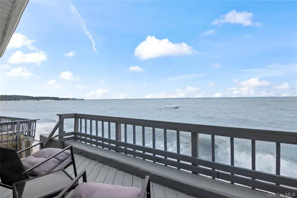 19 Pine LN, Bayville, NY 11709