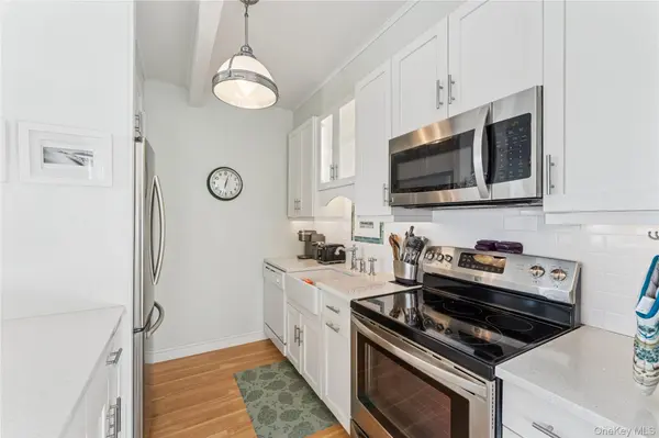35 Library AVE #3L, Westhampton Beach, NY 11978