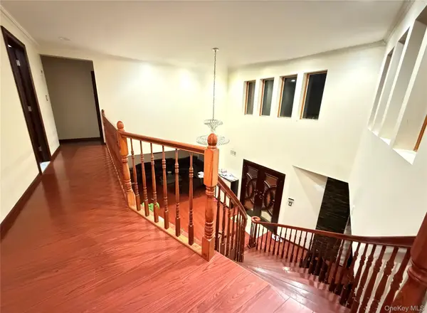 26105 Bridgewater AVE, Glen Oaks, NY 11004